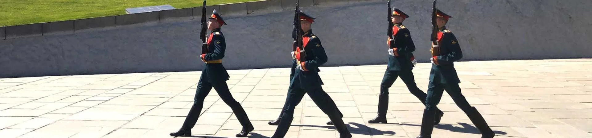 ИМЕНА НА МЕМОРИАЛЬНЫХ ПЛИТАХ