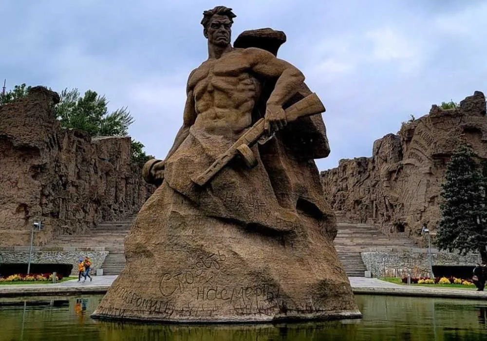 ПЛОЩАДЬ "СТОЯТЬ НАСМЕРТЬ"