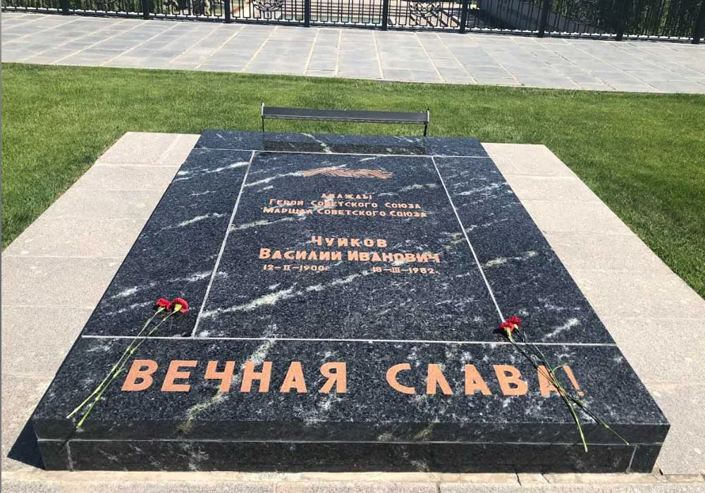 ИМЕНА НА МЕМОРИАЛЬНЫХ ПЛИТАХ