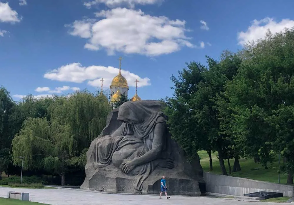 ПЛОЩАДЬ CКОРБИНА МАМАЕВОМ КУРГАНЕ